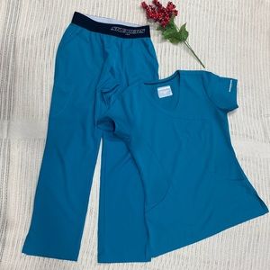 Sketchers by Barco Scrubs Turquoise Top and Bottom Set Excellent Condition Small